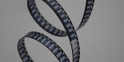 悬疑剧《沉默的真相》海报，侦探在昏暗房间审视证据