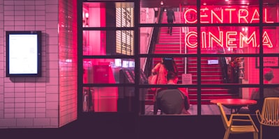 热门都市情感剧《霓虹之下》海报，主演在雨中相拥