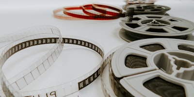 动作大片《极限追捕》海报，特工在都市楼顶飞跃